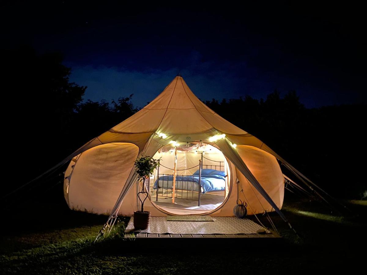 Secret Garden Glamping Hotell Lymington Exteriör bild